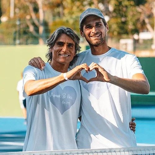 Pepe Imaz y Marko Djokovic sonriendo con camisetas Amor & Paz