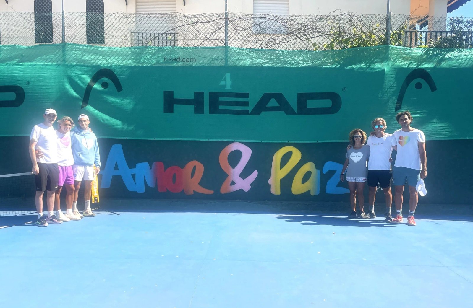 Grupo de jugadores y entrenadores en pista